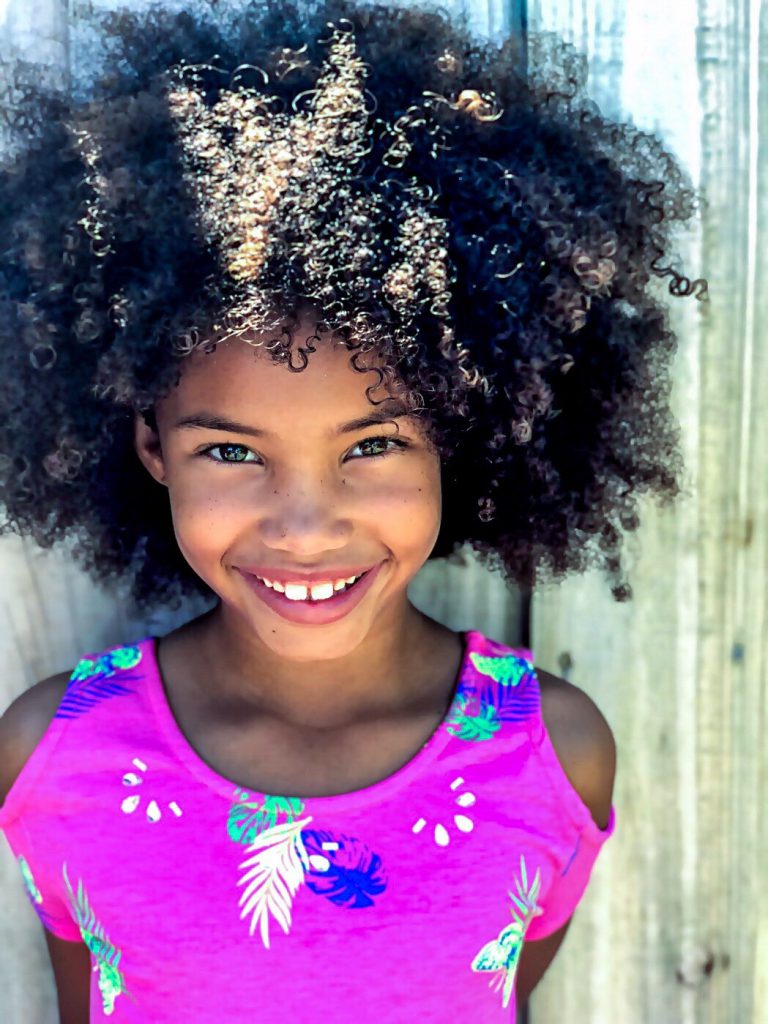 Enfant souriante, prête pour son cours d'anglais