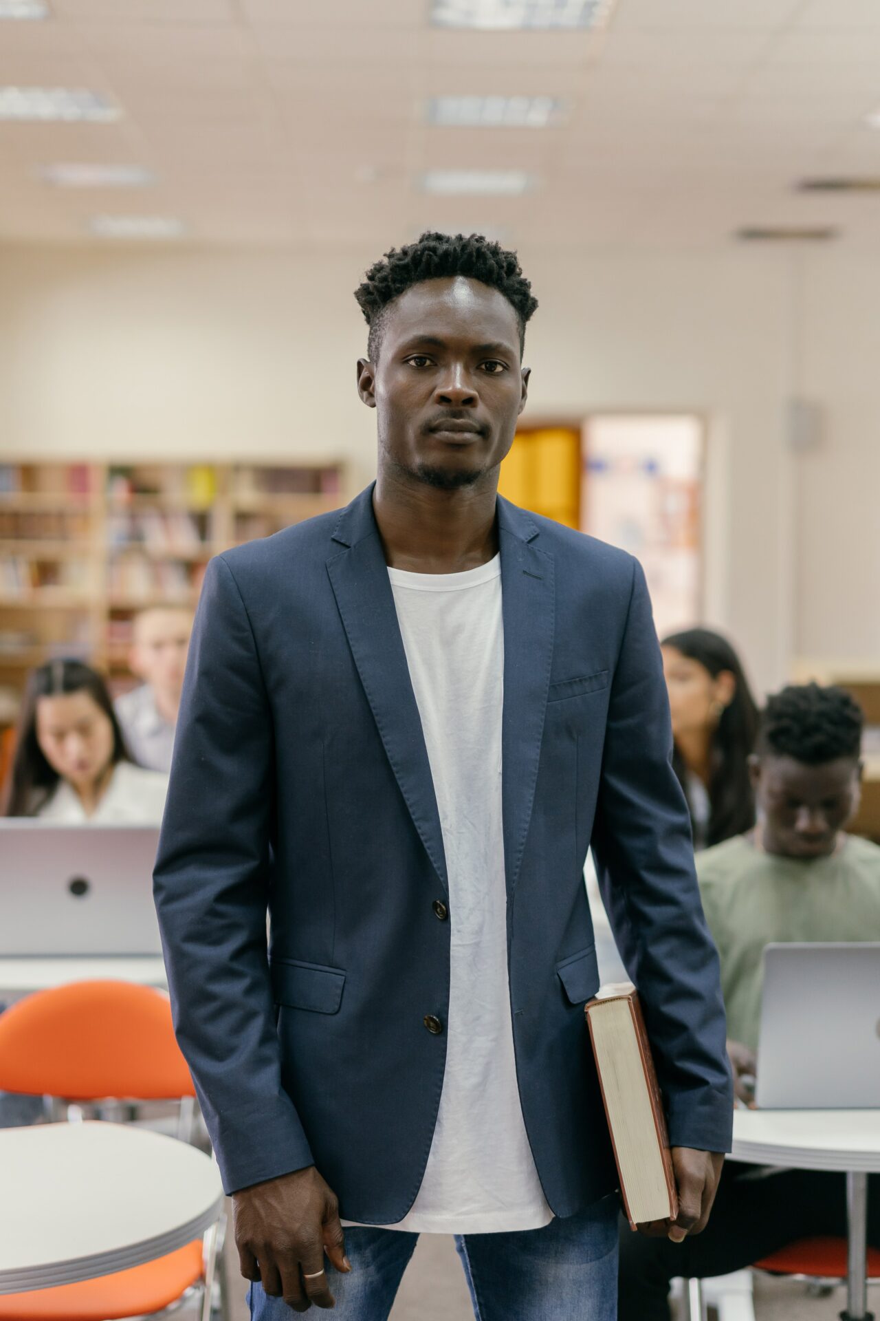 Professeur de langues du centre Bamacours avec son manuel de cours