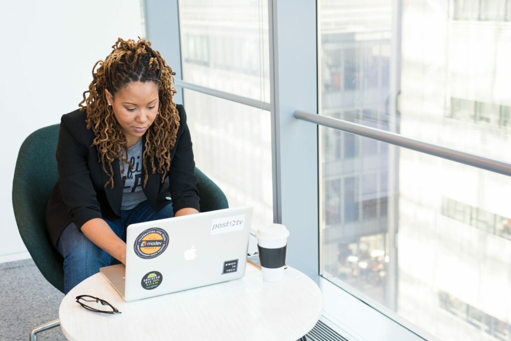 Professionnelle qui rédige un e-mail en anglais sur son ordinateur