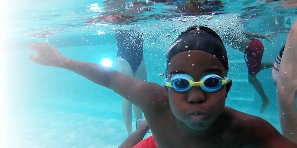 enfant en plein cours de natation à bamako