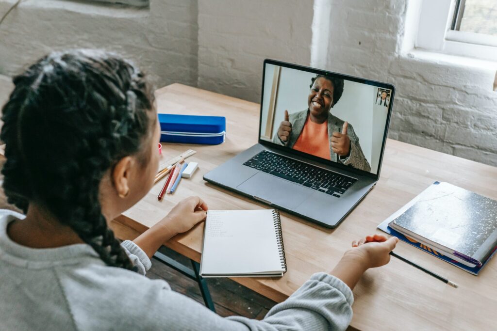 Cours particulier d'anglais en ligne avec une professeure