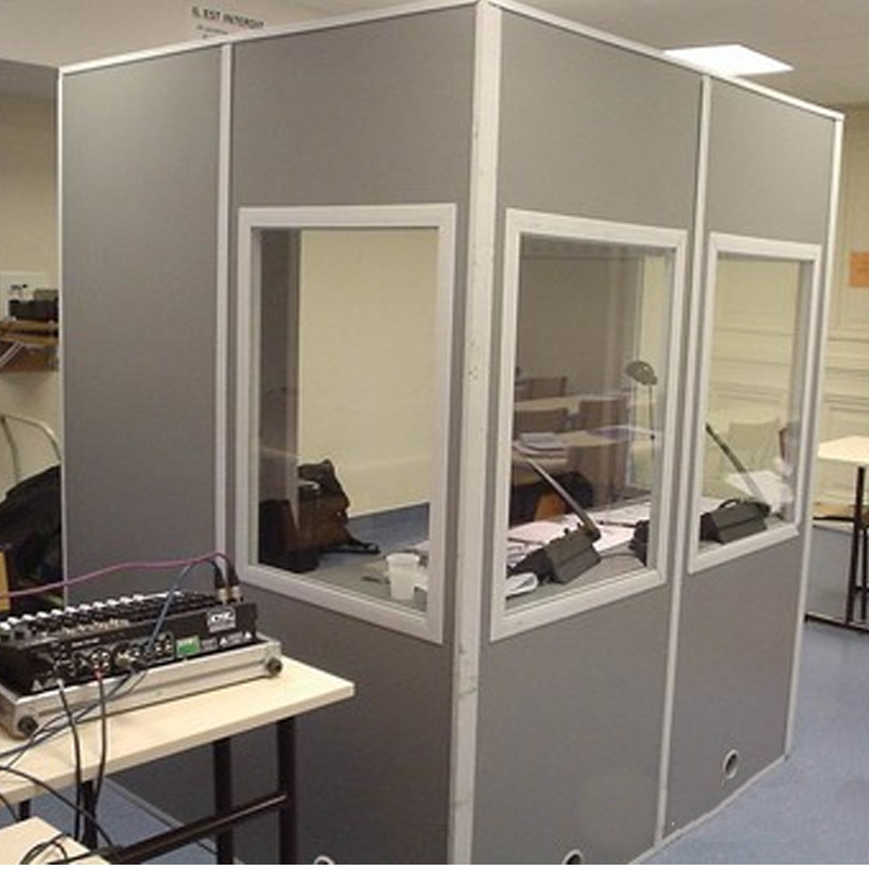 Cabine insonorisée d’interprétation utilisée lors de conférences Bamacours