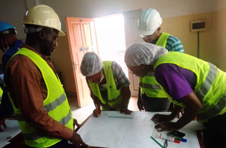 Équipe HSE qui étudie un plan de chantier avant une intervention