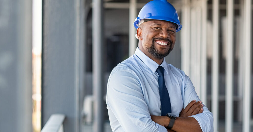 Responsable HSE en casque de chantier sur un site industriel