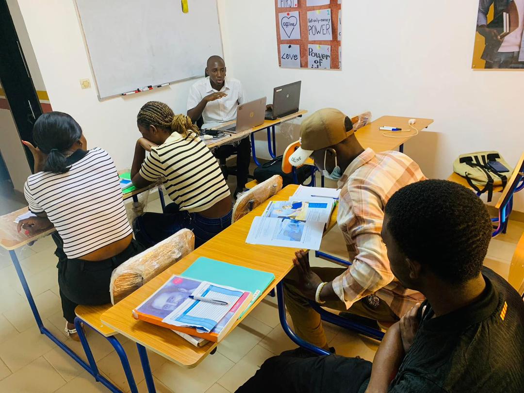 Élèves en plein cours de langues à Douala — travail en petits groupes