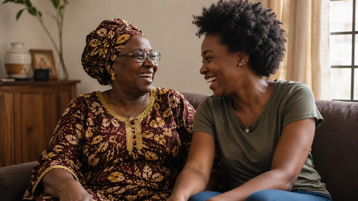 Grand-mère et jeune adulte en pleine conversation familiale en bambara.