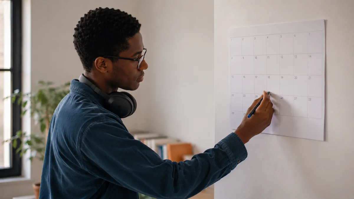 Apprenant cochant sa progression sur un planning d'un mois de bambara.