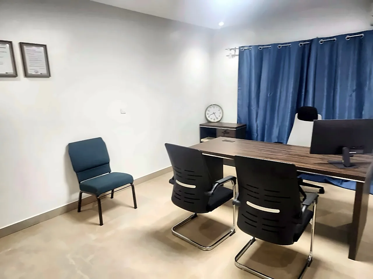 Bureau à louer à Bamako avec fauteuil d’attente pour les visiteurs