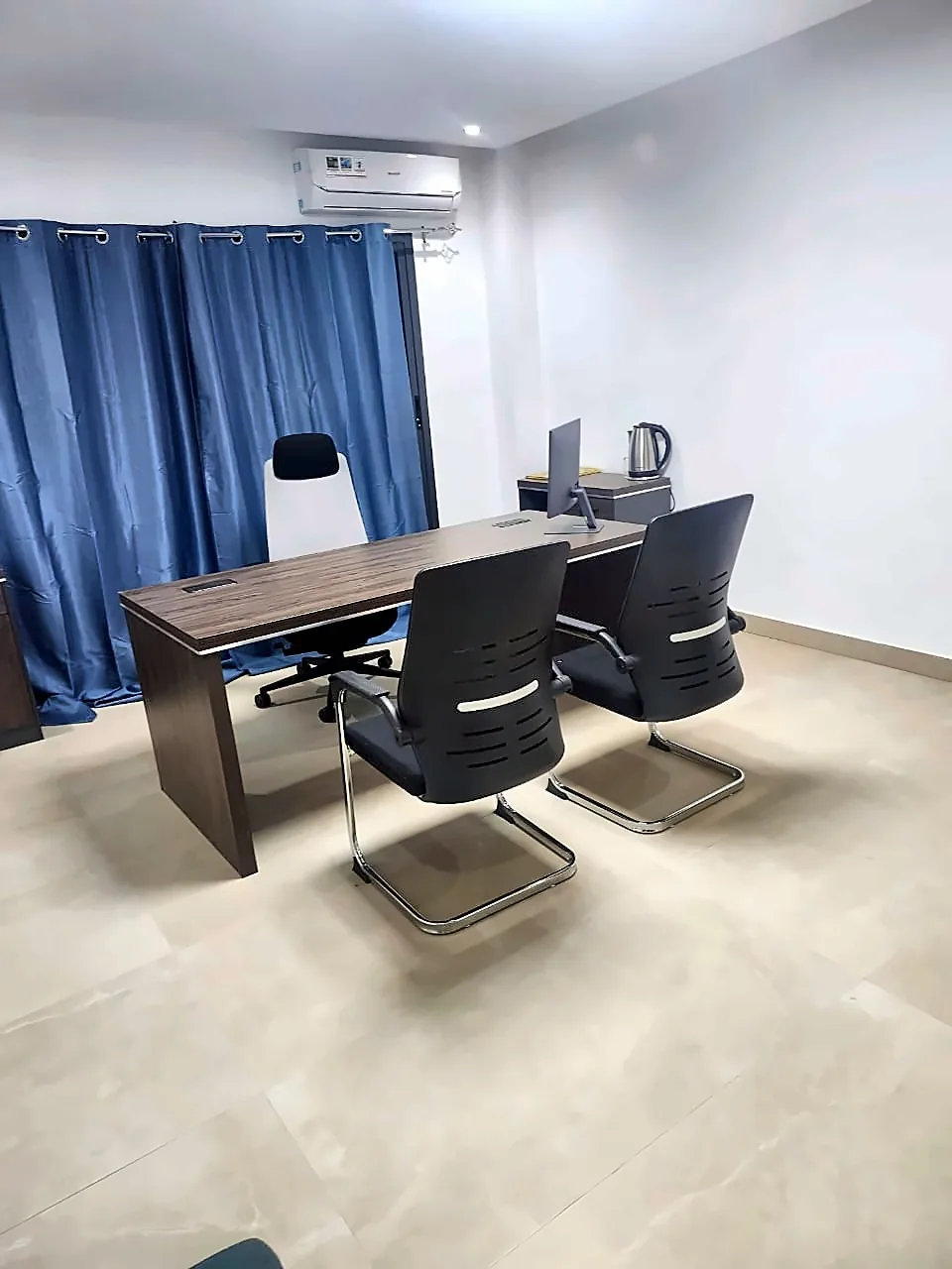 Bureau fermé à l’ACI 2000, Bamako, climatisation, bouilloire et rangements