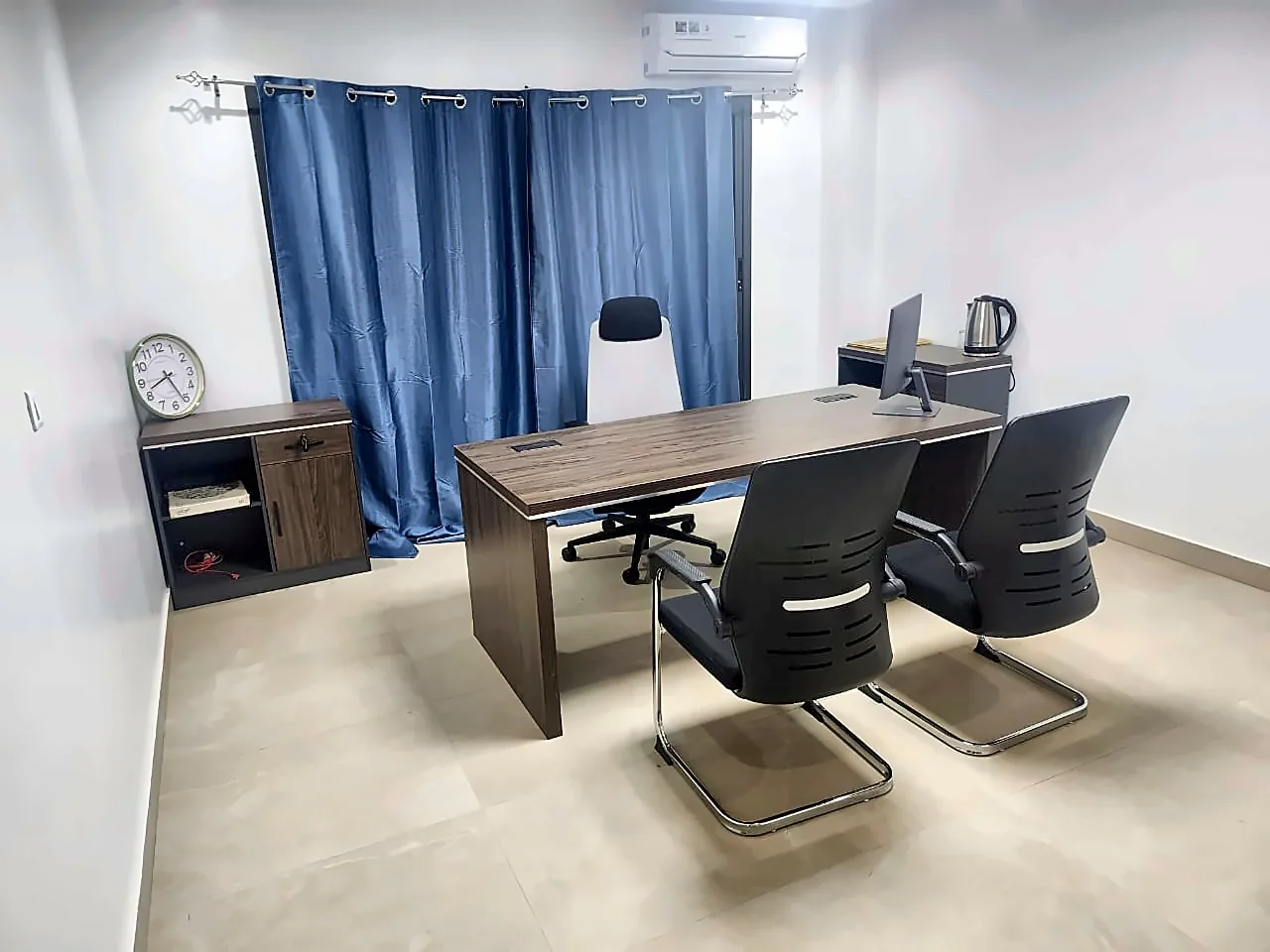 Bureau meublé et climatisé à louer à Bamako, ACI 2000, bureau en bois, fauteuil et deux chaises visiteurs