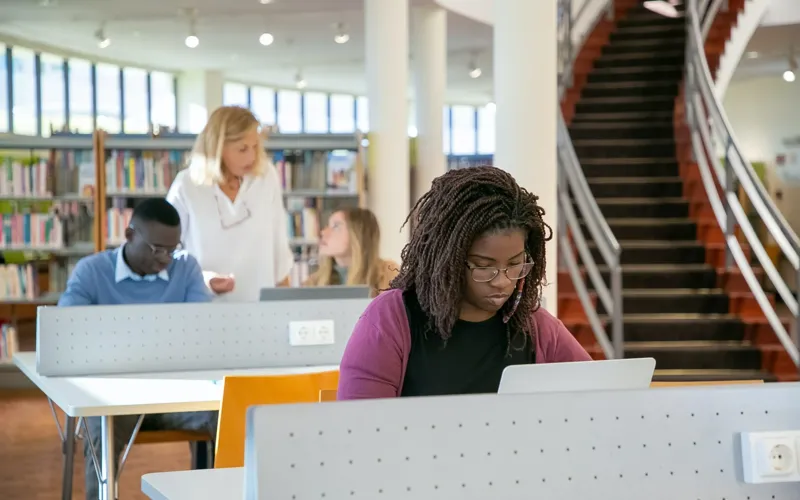 Adultes en cours d'anglais du soir à Bamako avec Bamacours