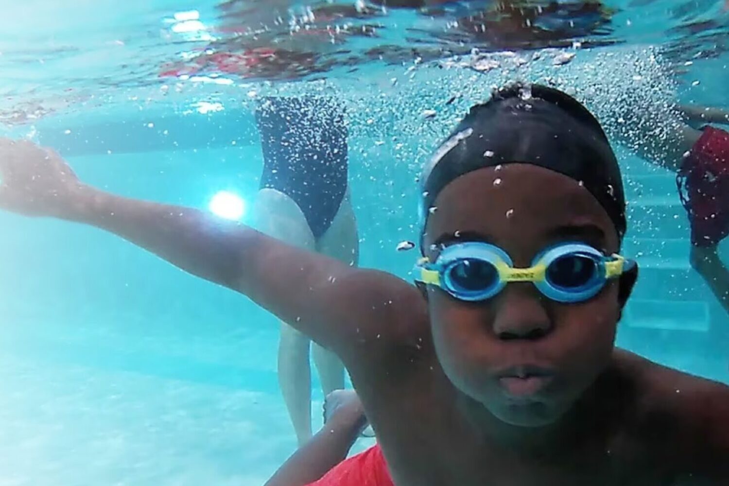 enfant en plein cours de natation à bamako