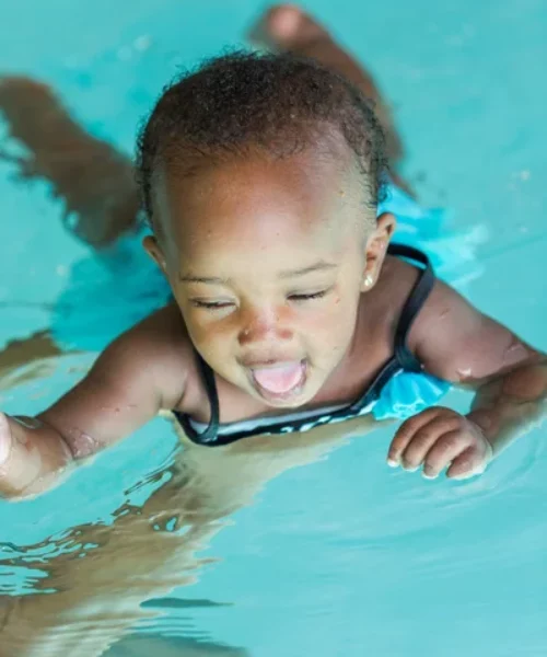 Un bébé en train de flotter dans une piscine sans se noyer