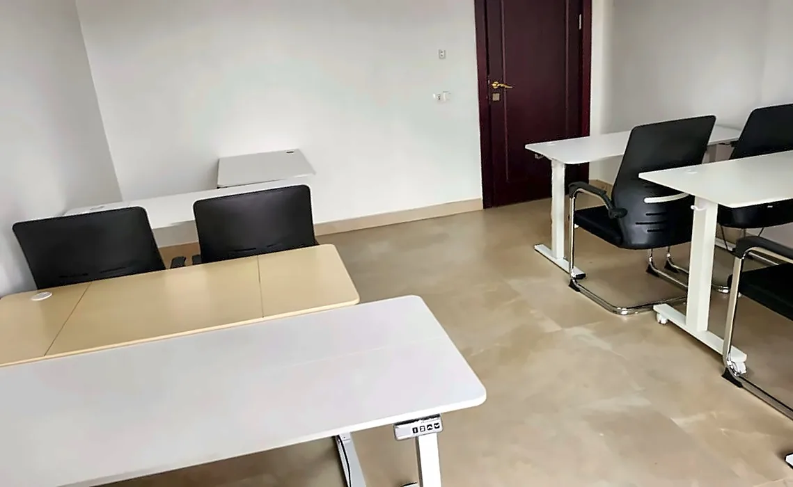 Salle de cours à louer à Bamako, tables réglables avec télécommande de hauteur