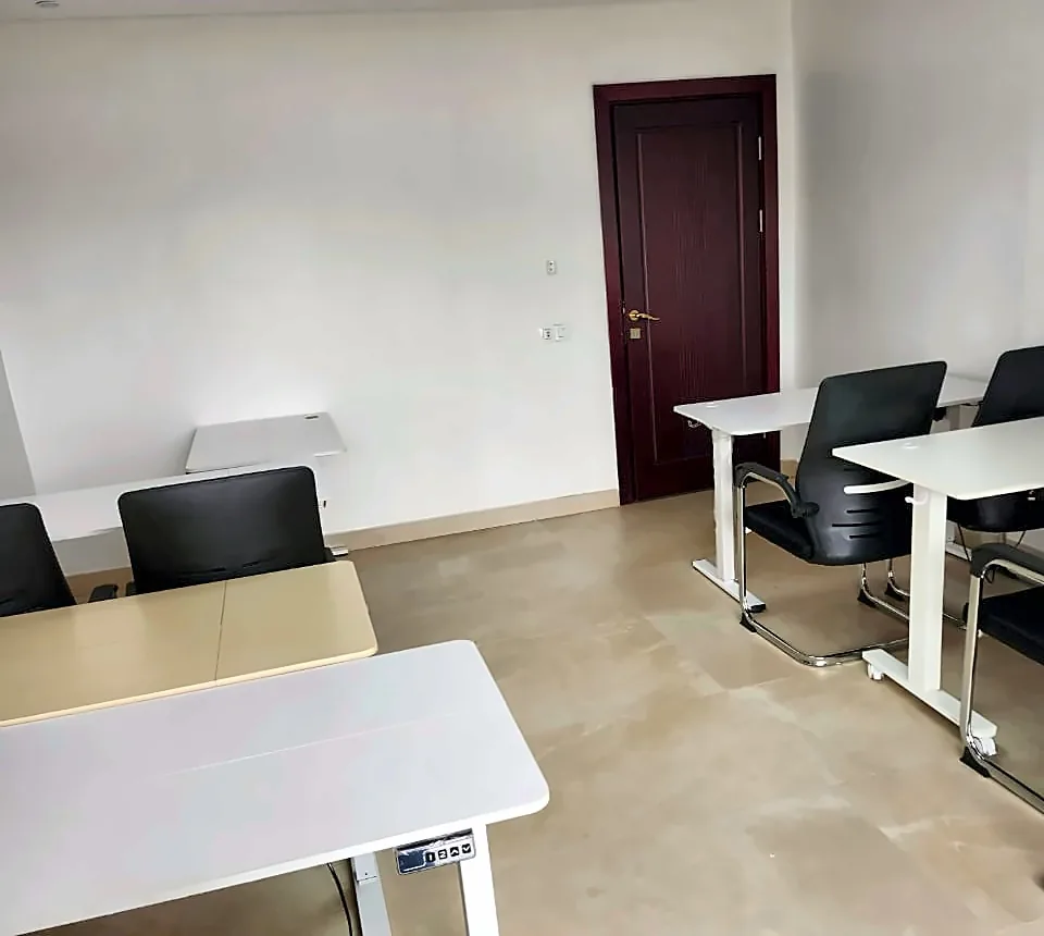Salle de formation de 12 places à Bamako avec tables blanches à hauteur réglable