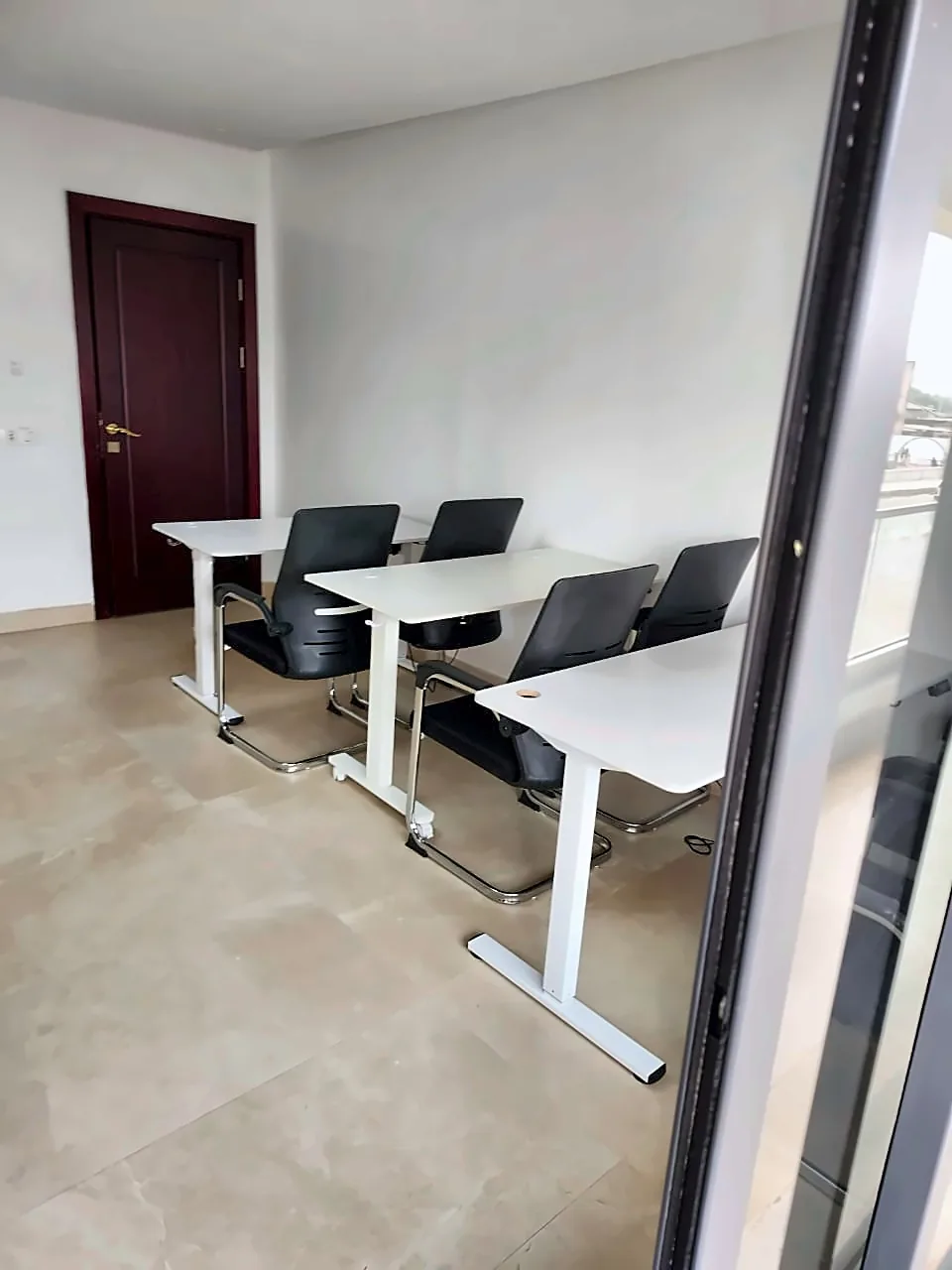 Tables électriques réglables et fauteuils noirs dans la salle de formation de l’ACI 2000