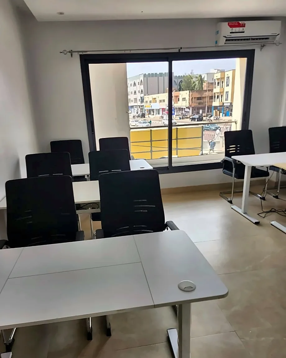 Salle de formation climatisée de 12 places à Bamako, baie vitrée avec vue sur la Place CAN
