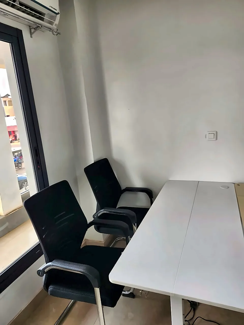 Coin réunion près de la baie vitrée, salle climatisée à Hamdallaye ACI 2000