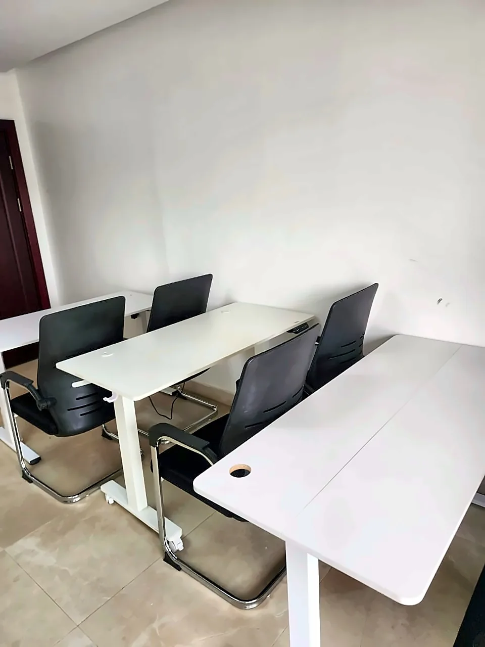 Salle de séminaire à Bamako, tables blanches et fauteuils en maille