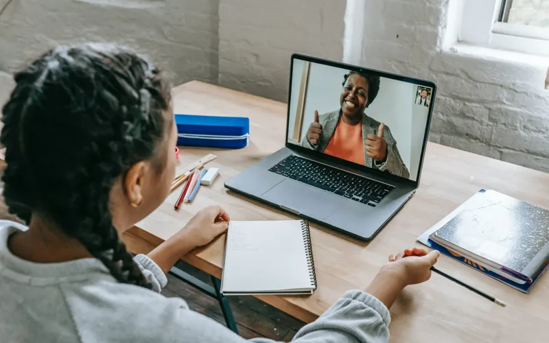 Élève suivant un cours de soutien scolaire en ligne avec une professeure Bamacours